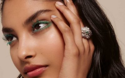 Gioielli moda si fondono completando con l’eyeliner colorato